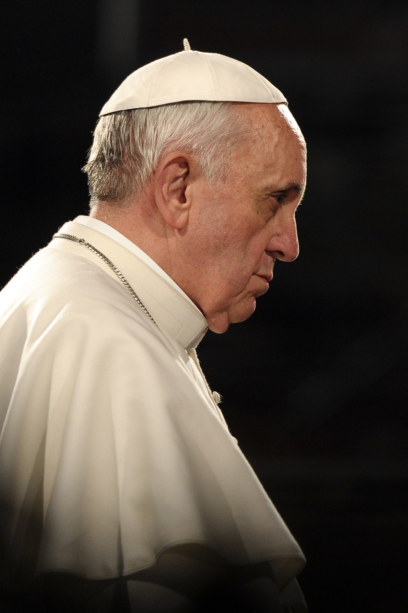 Papa na cadeira de rodas: entenda o problema de saúde que afeta o pontífice