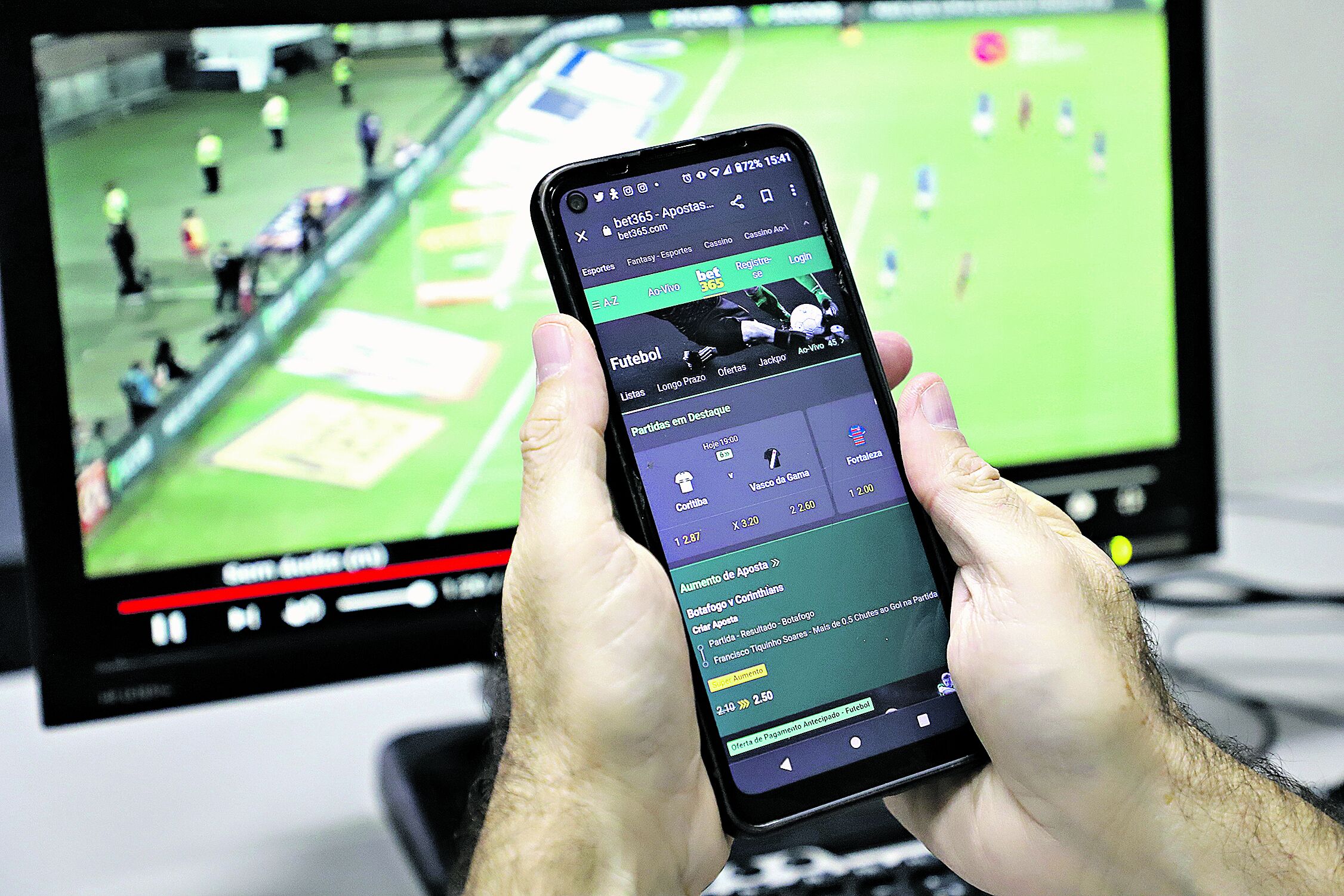 Uma bola de futebol e um smartphone um aplicativo de apostas para anunciar  jogos de futebol e casa de apostas