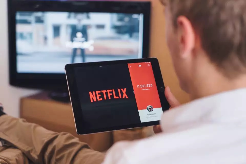 Netflix cancela plano Básico no Brasil e aumenta preços nos EUA